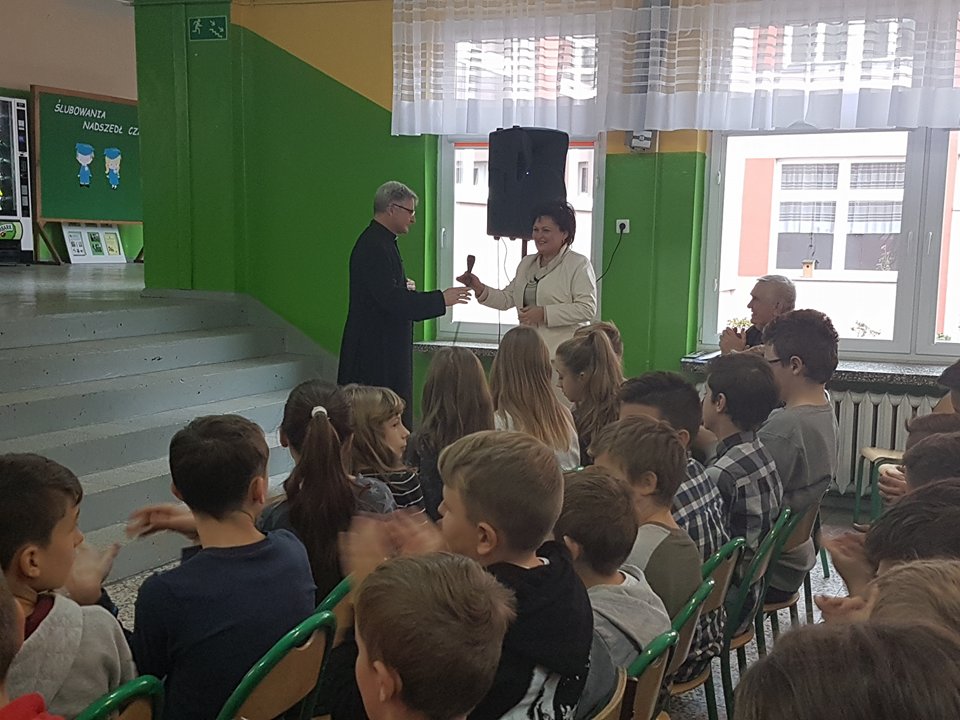 Spotkanie z księdzem w Szkole Podstawowej w Sławsku