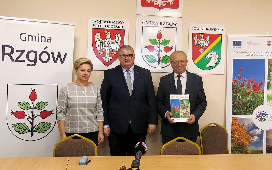 Podpisanie umowy o dofinansowanie projektu pn. ,,Przebudowa drg - ul. W. Szymborskiej i ul. Cz. Miosza w Rzgowie''