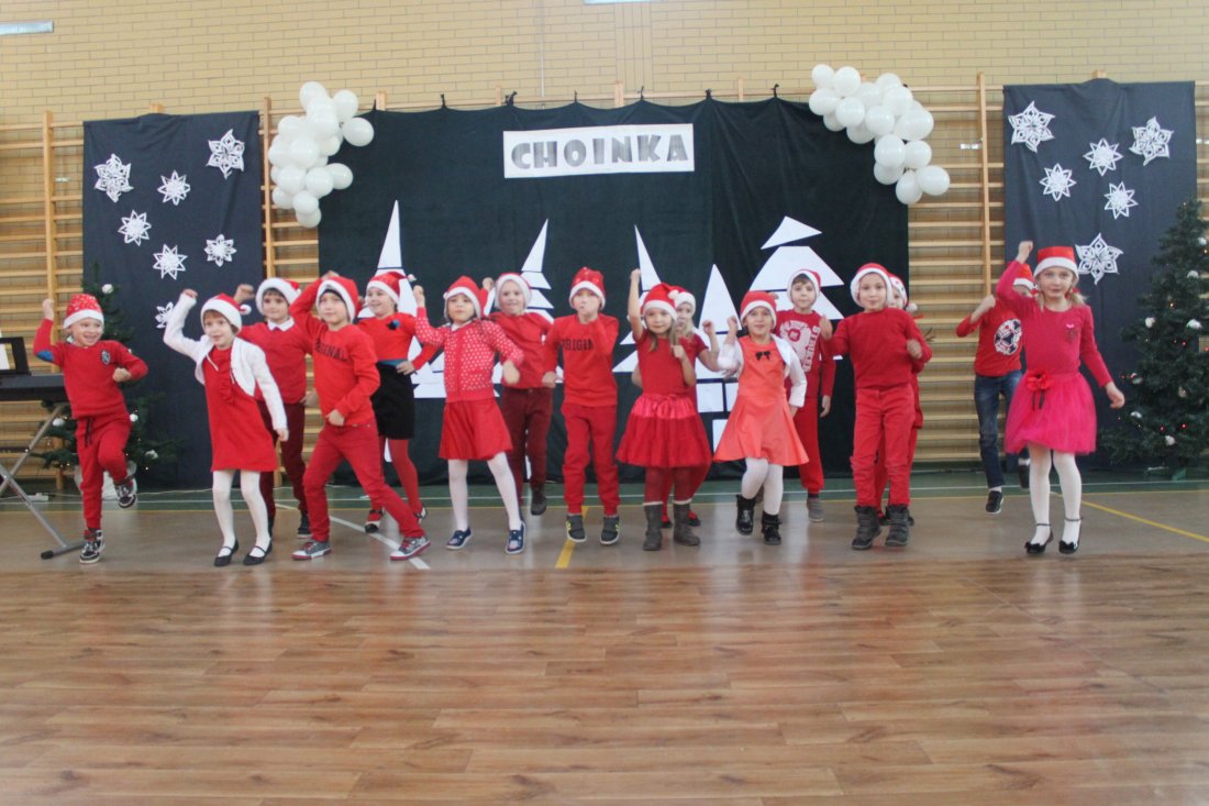 Choinka noworoczna w szkole podstawowej w Osieczy