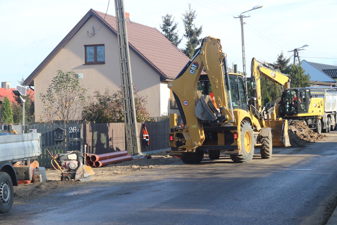 Nadal trwają prace związane z budową kanalizacji sanitarnej w miejscowościach Osiecza Pierwsza, Osiecza Druga i Sławsk.